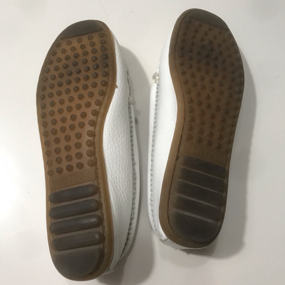 Minnetonka White Moccasins EUC Size 5 - Picture 5 of 6